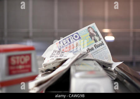 Londra, 27 aprile 2012. Pulitori sulla metropolitana di Londra sono a essere balloted per gli scioperi nelle controversie in materia di retribuzioni, le pensioni e i vantaggi. La rampa marittima e dei trasporti europea (RMT) detto i suoi membri saranno chiamati a decidere se avviare una campagna di azione industriale. Foto Stock