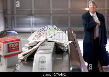 Londra, 27 aprile 2012. Pulitori sulla metropolitana di Londra sono a essere balloted per gli scioperi nelle controversie in materia di retribuzioni, le pensioni e i vantaggi. La rampa marittima e dei trasporti europea (RMT) detto i suoi membri saranno chiamati a decidere se avviare una campagna di azione industriale. Foto Stock