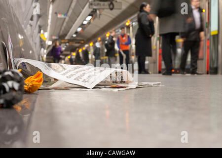 Londra, 27 aprile 2012. Pulitori sulla metropolitana di Londra sono a essere balloted per gli scioperi nelle controversie in materia di retribuzioni, le pensioni e i vantaggi. La rampa marittima e dei trasporti europea (RMT) detto i suoi membri saranno chiamati a decidere se avviare una campagna di azione industriale. Foto Stock