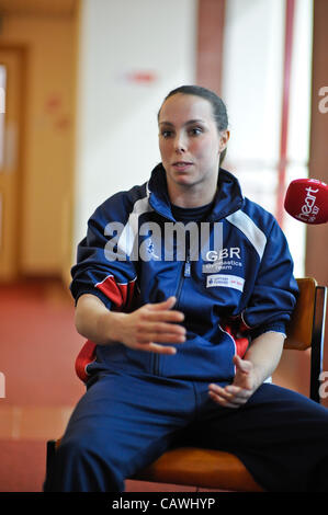 Media Day a Lilleshall NSC British ginnastica. Membri della squadra raffigurato in vista del Campionato Europeo per le donne in Belgio Può 9th-13th 2012. Beth Tweddle colloqui per i media Foto Stock