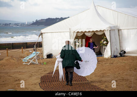 Bournemouth, Regno Unito Venerdì 27 Aprile 2012. Kate Smith e Frazer seme, da Preston, sposarsi sul Bournemouth Beach, live su ITV1 Lo spuntar del giorno e fare la storia per essere il primo paio di sposarsi su una spiaggia in Inghilterra e nel Galles. Foto Stock