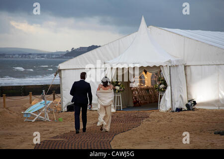 Bournemouth, Regno Unito Venerdì 27 Aprile 2012. Kate Smith e Frazer seme, da Preston, sposarsi sul Bournemouth Beach, live su ITV1 Lo spuntar del giorno e fare la storia per essere il primo paio di sposarsi su una spiaggia in Inghilterra e nel Galles. Gli ospiti cominciano ad arrivare. Foto Stock