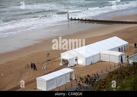 Bournemouth, Regno Unito Venerdì 27 Aprile 2012. Kate Smith e Frazer seme, da Preston, sposarsi sul Bournemouth Beach, live su ITV1 Lo spuntar del giorno e fare la storia per essere il primo paio di sposarsi su una spiaggia in Inghilterra e nel Galles. Foto Stock