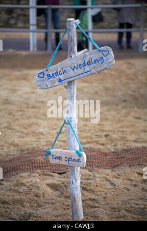 Bournemouth, Regno Unito Venerdì 27 Aprile 2012. Kate Smith e Frazer seme, da Preston, sposarsi sul Bournemouth Beach, live su ITV1 Lo spuntar del giorno e fare la storia per essere il primo paio di sposarsi su una spiaggia in Inghilterra e nel Galles. Foto Stock