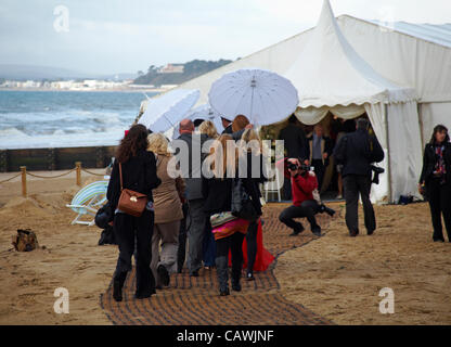 Bournemouth, Regno Unito Venerdì 27 Aprile 2012. Kate Smith e Frazer seme, da Preston, sposarsi sul Bournemouth Beach, live su ITV1 Lo spuntar del giorno e fare la storia per essere il primo paio di sposarsi su una spiaggia in Inghilterra e nel Galles. Ospiti rendendo il loro modo in La Marque. Foto Stock