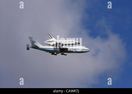 Il 27 aprile 2012. Stati Uniti d'America. Lo Space Shuttle Enterprise riding piggyback sulla cima di una modifica della NASA Boeing 747 viaggia verso nord lungo il Fiume Hudson nella città di New York sul suo cammino al JFK International Airport. Foto Stock