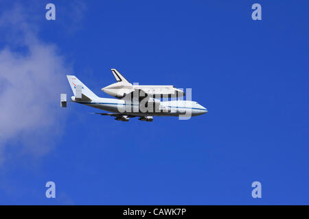 Il 27 aprile 2012. Stati Uniti d'America. Lo Space Shuttle Enterprise riding piggyback sulla cima di una modifica della NASA Boeing 747 viaggia verso nord lungo il Fiume Hudson nella città di New York sul suo cammino al JFK International Airport. Foto Stock