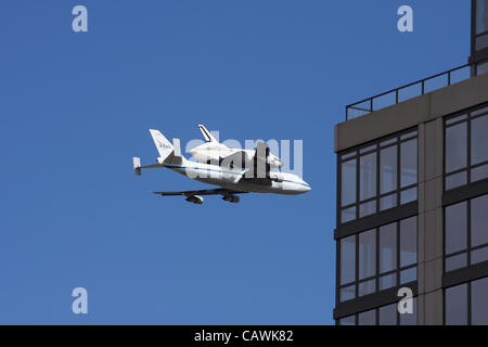 Il 27 aprile 2012. Stati Uniti d'America. Lo Space Shuttle Enterprise riding piggyback sulla cima di una modifica della NASA Boeing 747 viaggia verso nord lungo il Fiume Hudson nella città di New York sul suo cammino al JFK International Airport. Foto Stock