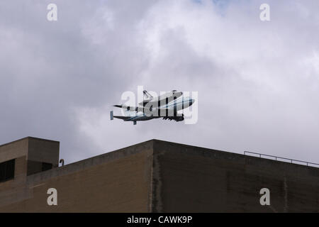 Il 27 aprile 2012. Stati Uniti d'America. Lo Space Shuttle Enterprise riding piggyback sulla cima di una modifica della NASA Boeing 747 viaggia verso nord lungo il Fiume Hudson nella città di New York sul suo cammino al JFK International Airport. Foto Stock