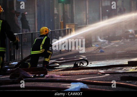 Agosto 8, 2011 - Fire equipaggi frequentare un attacco incendiario contro un edificio a Croydon South London Regno Unito durante le sommosse a Londra nel mese di agosto 2011 (credito Immagine: © Theodore Liasi/ZUMAPRESS.com) Foto Stock