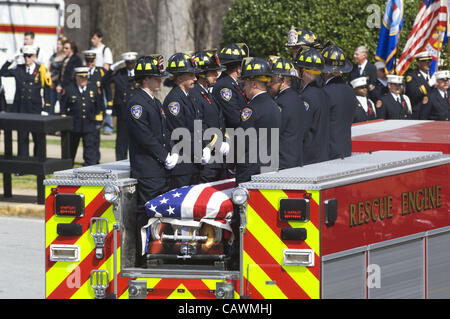 Aprile 27, 2012 - Salisbury, North Carolina, Stati Uniti d'America - 10 Marzo 2008: il pompiere il corteo funebre si arresta in corrispondenza del Catawba college campus per un memoriale di servizio Lunedì 10 Marzo 2007 per i due vigili del fuoco caduti, Victor Isler e Justin Monroe. (Credito Immagine: © Sean Meyers/Z Foto Stock