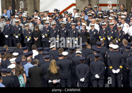 Aprile 27, 2012 - Salisbury, North Carolina, Stati Uniti d'America - 10 Marzo 2008: il pompiere il corteo funebre si arresta in corrispondenza del Catawba college campus per un memoriale di servizio Lunedì 10 Marzo 2007 per i due vigili del fuoco caduti, Victor Isler e Justin Monroe. (Credito Immagine: © Sean Meyers/Z Foto Stock