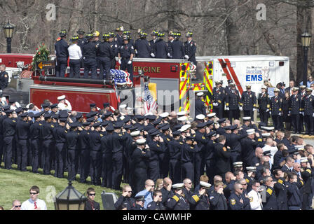 Aprile 27, 2012 - Salisbury, North Carolina, Stati Uniti d'America - 10 Marzo 2008: il pompiere il corteo funebre si arresta in corrispondenza del Catawba college campus per un memoriale di servizio Lunedì 10 Marzo 2007 per i due vigili del fuoco caduti, Victor Isler e Justin Monroe. (Credito Immagine: © Sean Meyers/Z Foto Stock