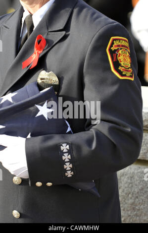Aprile 27, 2012 - Salisbury, North Carolina, Stati Uniti d'America - 10 Marzo 2008: a Salisbury, NC pompiere tiene la bandiera americana dopo un memoriale di servizio Lunedì 10 Marzo 2007 per i due vigili del fuoco caduti, Victor Isler e Justin Monroe. (Credito Immagine: © Sean Meyers/ZUMAPRESS.com) Foto Stock