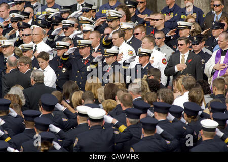Aprile 27, 2012 - Salisbury, North Carolina, Stati Uniti d'America - 10 Marzo 2008: il pompiere il corteo funebre si arresta in corrispondenza del Catawba college campus per un memoriale di servizio Lunedì 10 Marzo 2007 per i due vigili del fuoco caduti, Victor Isler e Justin Monroe. (Credito Immagine: © Sean Meyers/Z Foto Stock