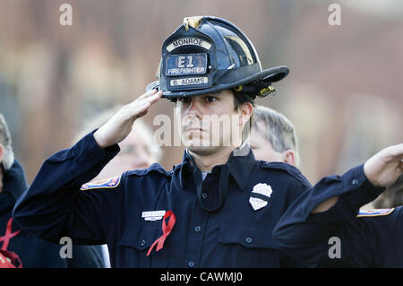 Aprile 27, 2012 - Salisbury, North Carolina, Stati Uniti d'America - 10 Marzo 2008: Monroe fireman Boyce Adams si erge a attenzione come i caduti pompiere la processione rende il modo lungo la Main Street Lunedì 10 Marzo 2007 per i due caduti vigili del fuoco,Victor Isler e Justin Monroe. (Credito Foto Stock