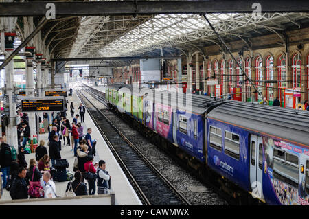 Preston, Lancs. 27/04/2012 - pendolari attendere sulla piattaforma presso la stazione ferroviaria di Preston e dopo l'evacuazione a causa di un errore di allarmi antincendio. Foto Stock