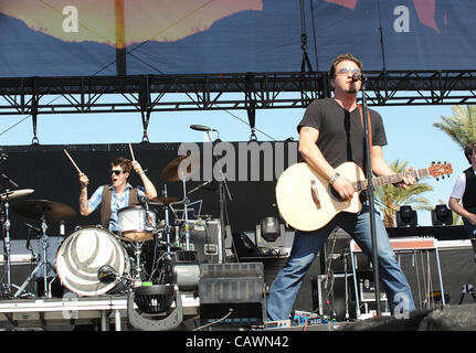 Apr 27, 2012 - Indio, California, Stati Uniti d'America - musicista MIKE ELI e il batterista CHRIS THOMPSON della Eli giovani band suona dal vivo come parte del 2012 Stagecoach il Festival di Musica Country della California che si svolge all'Impero Polo campo. I tre giorni del festival si richiamano migliaia di appassionati di vedere un Foto Stock