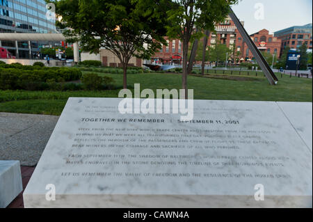 Una porzione del Maryland 9/11 Memorial situato in Baltimore Inner Harbor di Baltimora, MD, Stati Uniti d'America in una piazza di fronte a Baltimora il World Trade Centre e onorando le 69 vittime dal Maryland che morì il 11 settembre 2001 presso il Pentagono, sul volo 93 in Shanksville PA, e alle Torri Gemelle. Questo è parte di una serie più ampia di punti di riferimento parte del 911 Memoriali in plaza memorializing tutti quelli provenienti da tutto il paese e il mondo, le vittime e i soccorritori, che hanno perso la vita in attentati dell'11 settembre. Foto Stock