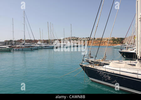 Port Adriano Marina scena - superyacht sulla banchina di ormeggio nella nuova zona di superyacht - durante il 'Mallorca Superyacht giorni' (28 - 30 Aprile 2012), Calvia, sud ovest di Maiorca, isole Baleari, Spagna. Il 26 aprile 2012. Foto Stock