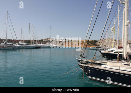 Port Adriano Marina scena - superyacht sulla banchina di ormeggio nella nuova zona di superyacht - durante il 'Mallorca Superyacht giorni' (28 - 30 Aprile 2012), Calvia, sud ovest di Maiorca, isole Baleari, Spagna. Il 26 aprile 2012. Foto Stock