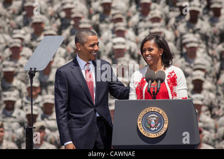 Il Presidente Usa Barack Obama sorrisi come la first lady Michelle Obama lo introduce a Fort Stewart army base su Aprile 27, 2012 in Hinesville, Georgia. Obama è alla base di firmare un ordine esecutivo che richiedono più divulgazione da scuole che hanno come bersaglio il personale militare. Foto Stock