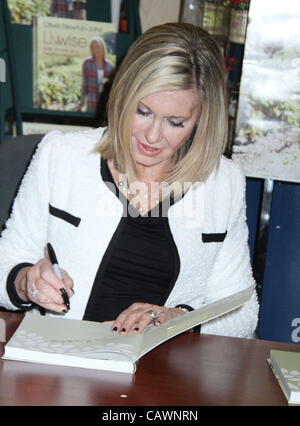 Aprile 27, 2012 - New York New York, Stati Uniti - Attrice e cantante OLIVIA NEWTON-JOHN promuove il suo nuovo libro "Livwise" tenutasi presso Barnes and Noble xviii Street. (Credito Immagine: © Nancy Kaszerman/ZUMAPRESS.com) Foto Stock