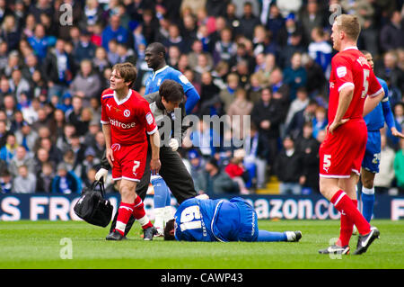 28.04.2012 Birmingham, Inghilterra. Birmingham City v Reading.Nikola Žigić (Birmingham City) giace ferito e deve essere sostituito durante il campionato NPower gioco giocato a St Andrews. Foto Stock