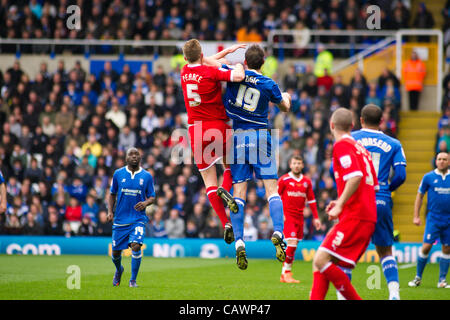 28.04.2012 Birmingham, Inghilterra. Birmingham City v lettura. Alex Pearce (Lettura) e Nikola Žigić (Birmingham City) in azione durante il campionato NPower gioco giocato a St Andrews. Foto Stock