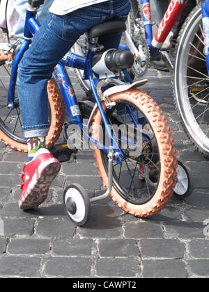 Roma, Italia. 28 Aprile, 2012. Salvaciclisti bike protestare per il miglioramento della sicurezza dei piloti su Via dei Fori Imperiali via dal Colosseo a Roma, Italia Foto Stock