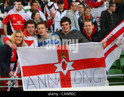 28.04.2012 a Dublino, Irlanda. Rugby Union. Ulster V Edimburgo. Ulster tifosi festeggiare la vittoria dopo la Heineken Cup Semi-Final gioco giocato all'Aviva Stadium. Foto Stock