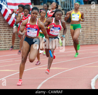 Aprile 28, 2012 - Philadelphia, Pennsylvania, Stati Uniti - CARMELITA JETER correre per il Team USA contro il mondo in campo femminile 4x100 eseguire al 2012 Penn relè in Philadelphia presso Franklin campo. (Credito Immagine: © Ricky Fitchett/ZUMAPRESS.com) Foto Stock