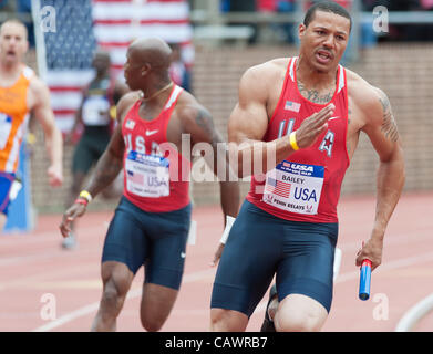 Aprile 28, 2012 - Philadelphia, Pennsylvania, Stati Uniti - RYAN BAILEY in esecuzione per la squadra degli USA contro il mondo negli uomini 4x100 eseguire al 2012 Penn relè in Philadelphia presso Franklin campo. (Credito Immagine: © Ricky Fitchett/ZUMAPRESS.com) Foto Stock