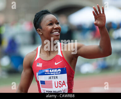 Aprile 28, 2012 - Philadelphia, Pennsylvania, Stati Uniti - CARMELITA JETER correre per il Team USA contro il mondo in campo femminile 4x100 eseguire al 2012 Penn relè in Philadelphia presso Franklin campo. (Credito Immagine: © Ricky Fitchett/ZUMAPRESS.com) Foto Stock