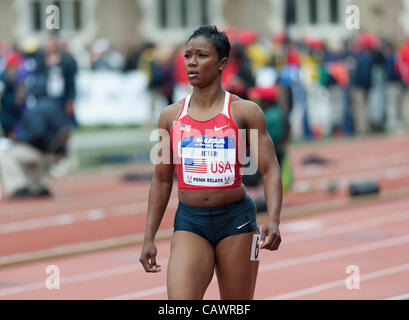 Aprile 28, 2012 - Philadelphia, Pennsylvania, Stati Uniti - CARMELITA JETER correre per il Team USA contro il mondo in campo femminile 4x100 eseguire al 2012 Penn relè in Philadelphia presso Franklin campo. (Credito Immagine: © Ricky Fitchett/ZUMAPRESS.com) Foto Stock