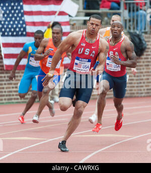 Aprile 28, 2012 - Philadelphia, Pennsylvania, Stati Uniti - RYAN Bailey e TRELL KIMMONS correre per il Team USA contro il mondo negli uomini 4x100 eseguire al 2012 Penn relè al campo di Franklin. (Credito Immagine: © Ricky Fitchett/ZUMAPRESS.com) Foto Stock