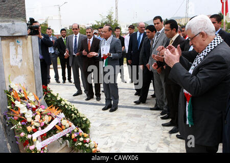 Gen. 4, 2008 - Tunisia Tunisia - il Presidente Palestinese, Mahmoud Abbas (Abu Mazen), stabilisce una corona di fiori al Memoriale dei martiri del raid israeliano nel hamam Al shat in Tunisia, a Tunisi, il 29 aprile 2012. Foto di Thaer Ganaim (credito Immagine: © Thaer Ganaim  Apaimages APA/images/ZUM Foto Stock