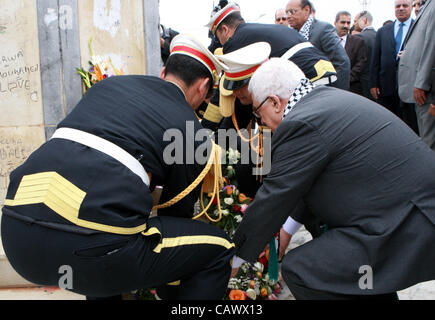 Gen. 4, 2008 - Tunisia Tunisia - il Presidente Palestinese, Mahmoud Abbas (Abu Mazen), stabilisce una corona di fiori al Memoriale dei martiri del raid israeliano nel hamam Al shat in Tunisia, a Tunisi, il 29 aprile 2012. Foto di Thaer Ganaim (credito Immagine: © Thaer Ganaim  Apaimages APA/images/ZUM Foto Stock