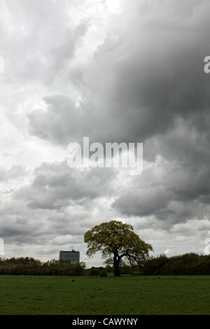 Come le docce aprile continuare in tutta la Gran Bretagna, più le tempeste a Tolworth Corte Agriturismo, verde terra della cinghia nella zona sud-ovest di Londra, Inghilterra, Regno Unito Foto Stock