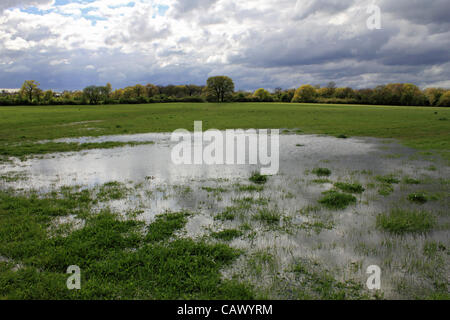 Come le docce aprile continuare in tutta la Gran Bretagna, più le tempeste e i campi allagati a Tolworth Corte Agriturismo, verde terra della cinghia nella zona sud-ovest di Londra, Inghilterra, Regno Unito Foto Stock