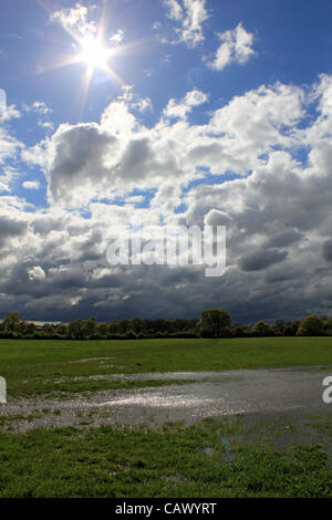 Come le docce aprile continuare in tutta la Gran Bretagna, più le tempeste e i campi allagati a Tolworth Corte Agriturismo, verde terra della cinghia nella zona sud-ovest di Londra, Inghilterra, Regno Unito Foto Stock