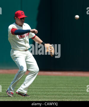 CLEVELAND, OH, Stati Uniti d'America - 29 aprile: Cleveland Indians shorstop Asdrubal Cabrera (13) butta fuori Los Angeles Angeli primo baseman Albert Pujols (5) durante il quarto inning al campo progressivo in Cleveland, OH, STATI UNITI D'AMERICA, domenica 29 aprile, 2012. Foto Stock