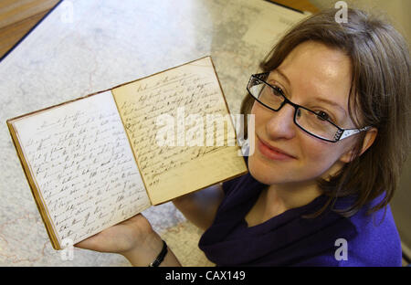 Sarah Chubb, archivi Manager, Derbyshire County Council con Clara Palmer-Morewood ricetta del libro che mostra più presto noto Bakewell Pudding ricetta, Derbyshire, Regno Unito Foto Stock