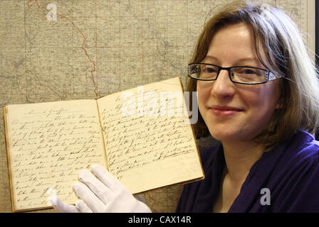 Sarah Chubb, archivi Manager, Derbyshire con Clara Palmer-Morewood ricetta del libro che mostra più presto noto Bakewell Pudding ricetta, Derbyshire County council REcords Office, Derbyshire, Regno Unito Foto Stock