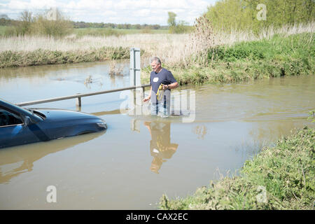 Il 30 aprile 2012. Billericay, Essex. Tre operai rescue una BMW che ha intrappolati nella famigerata ford, noto come Buttsbury Washington. Essi avevano di gettarvi in acqua ghiacciata per attaccare corde per un dumper per estrarlo. Foto Stock