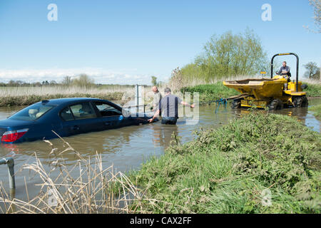 Il 30 aprile 2012. Billericay, Essex. Tre operai rescue una BMW che ha intrappolati nella famigerata ford, noto come Buttsbury Washington. Essi avevano di gettarvi in acqua ghiacciata per attaccare corde per un dumper per estrarlo. Foto Stock