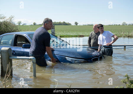 Il 30 aprile 2012. Billericay, Essex. Tre operai rescue una BMW che ha intrappolati nella famigerata ford, noto come Buttsbury Washington. Essi avevano di gettarvi in acqua ghiacciata per attaccare corde per un dumper per estrarlo. Foto Stock