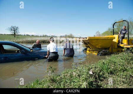 Il 30 aprile 2012. Billericay, Essex. Tre operai rescue una BMW che ha intrappolati nella famigerata ford, noto come Buttsbury Washington. Essi avevano di gettarvi in acqua ghiacciata per attaccare corde per un dumper per estrarlo. Foto Stock