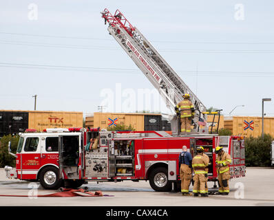 Marzo 24, 2012 - Modesto, CA, Stati Uniti d'America - vigile del fuoco di Stanislao consolidate dei Vigili del Fuoco in Stanislao nella contea di eseguire esercitazioni presso l Accademia di fuoco in Modesto CA. Vigile del fuoco da circa Stanislao county al lavoro (credito Immagine: © Marty Bicek/ZUMAPRESS.com) Foto Stock