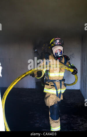 3 marzo 2012 - Modesto, CA, Stati Uniti d'America - Vigili del Fuoco tirare più dopo la messa a fuoco di formazione in Hughson California. Vigile del fuoco da circa Stanislao county al lavoro (credito Immagine: © Marty Bicek/ZUMAPRESS.com) Foto Stock